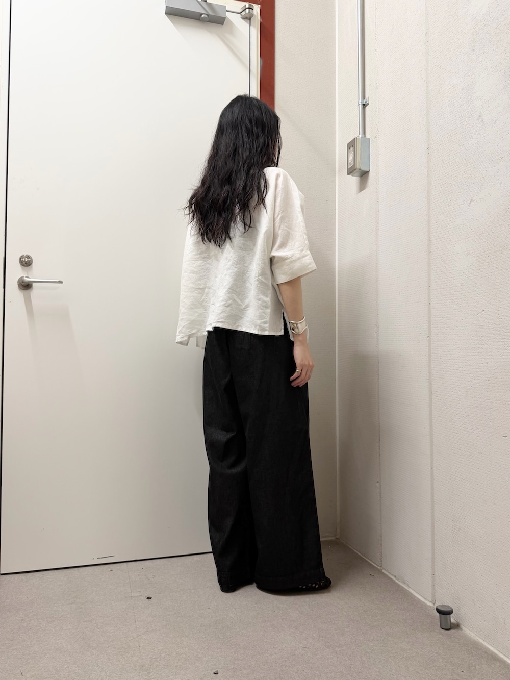 ホワイト系のシャツ/ブラウス、ブラック系のサンダルを着用したレディースの春コーディネートの3枚目の写真