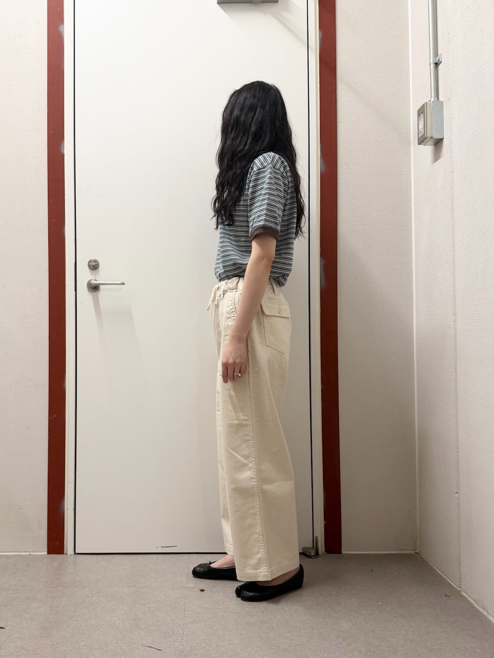 ブルー系のTシャツ/カットソー、ホワイト系のその他パンツを着用したレディースの春コーディネートの2枚目の写真