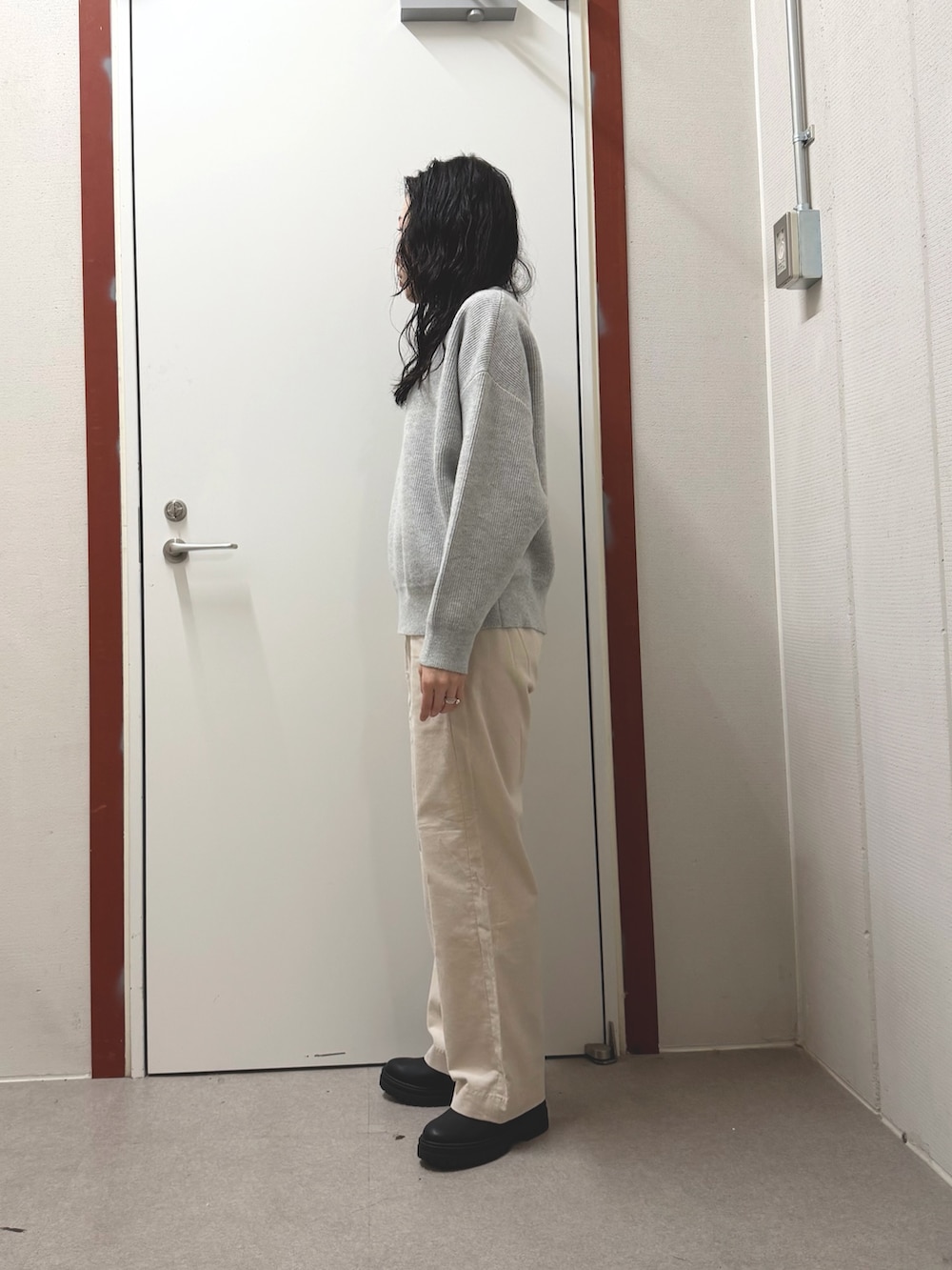 グレー系のニット/セーター、ホワイト系のその他パンツを着用したレディースの冬コーディネートの2枚目の写真