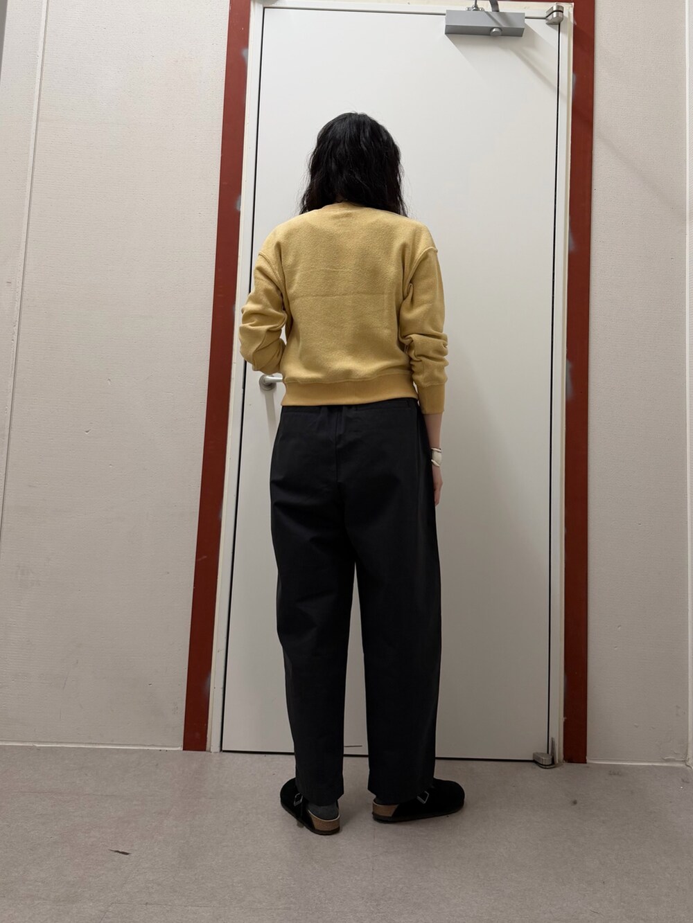 ベージュ系のカーディガン/ボレロ、ブラック系のその他パンツを着用したレディースの冬コーディネートの3枚目の写真