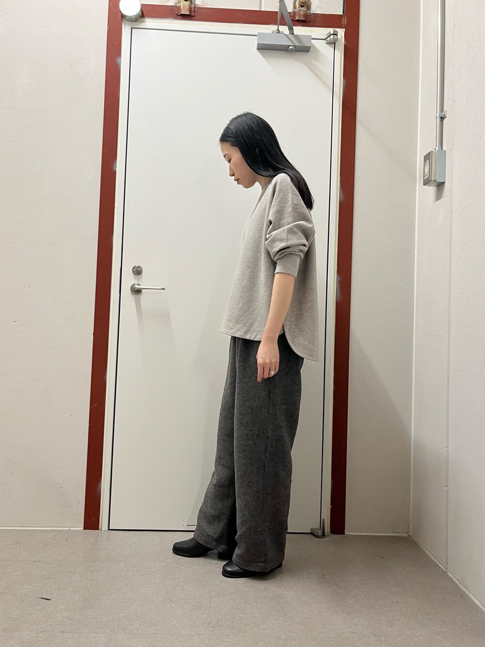 グレー系のTシャツ/カットソー、グレー系のその他パンツ、ブラック系のパンプスを着用したレディースの秋コーディネートの2枚目の写真