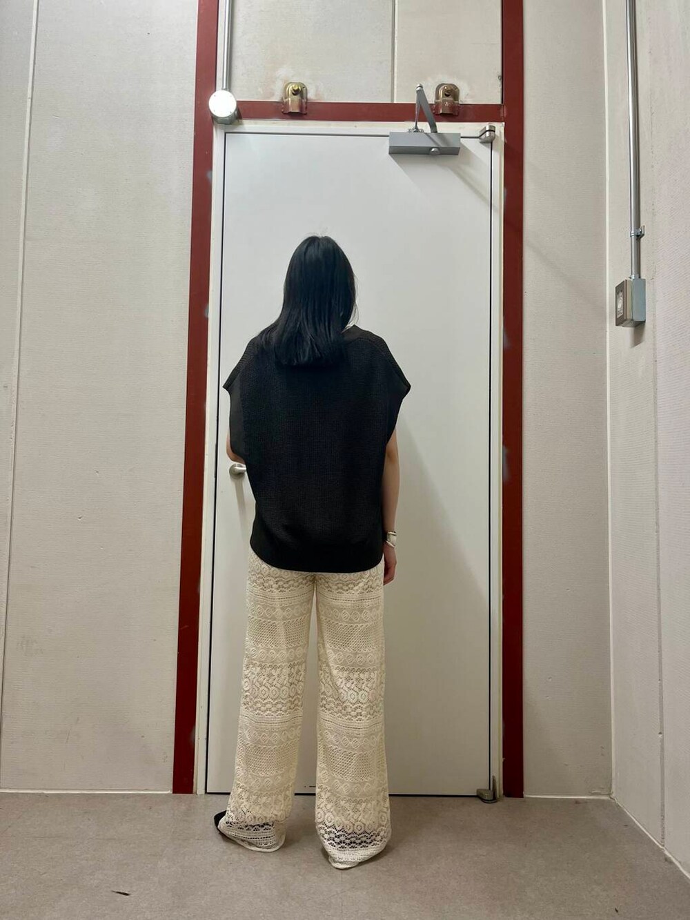 「newarrival、サマーニット、doors」｜「URBAN RESEARCH DOORSのリネンライクVネックベスト（ベスト、グレー系）」を使った、pyonさん（レディース・161cm）の春コーディネートの3枚目の写真