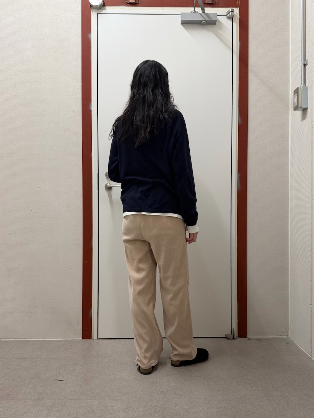 ブルー系のニット/セーター、ベージュ系のその他パンツ、ブラック系のサンダルを着用したレディースの冬コーディネートの3枚目の写真