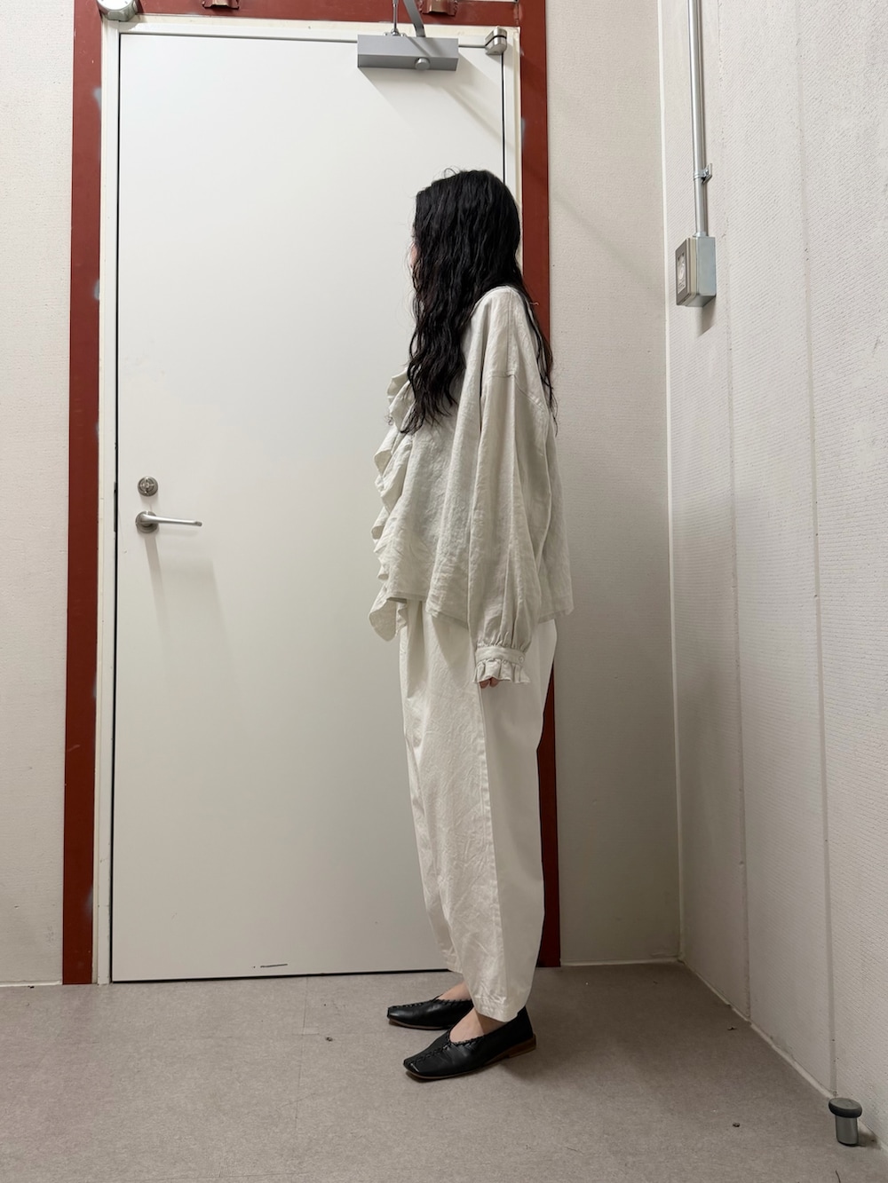 グレー系のシャツ/ブラウス、ホワイト系のその他パンツ、ブラック系のタンクトップを着用したレディースの夏コーディネートの2枚目の写真