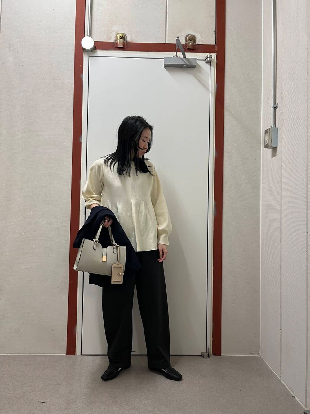 「ジャケット、入学式、卒業式、newarrival、doors、セレモニー」｜「RODE SKOの『MADE IN JAPAN』スクエアトゥプチメタルローファー（ローファー、ブラック系）」を使った、pyonさん（レディース・161cm）の冬コーディネートの5枚目の写真