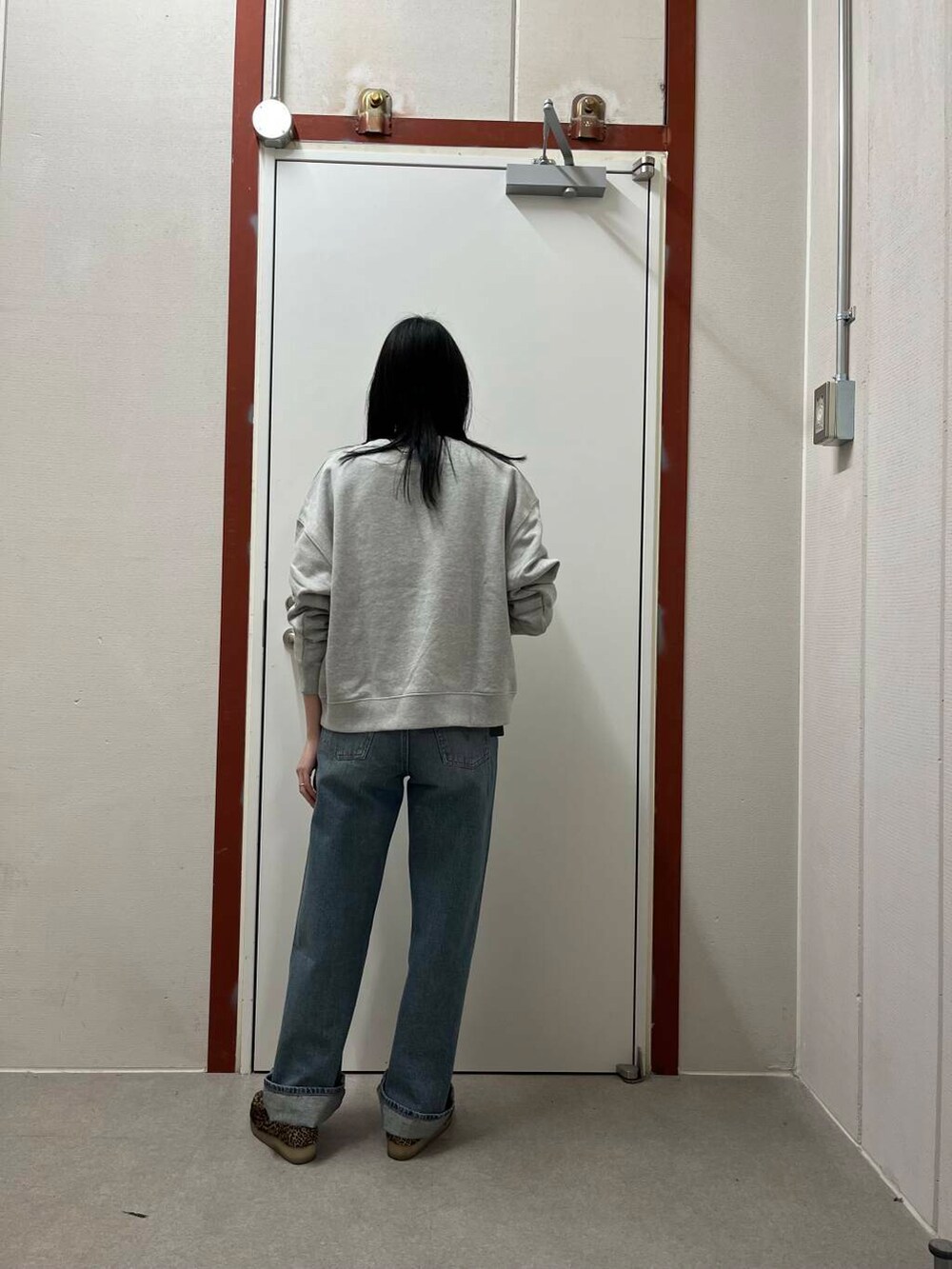その他のブーツ、グレー系のスウェットを着用したレディースの冬コーディネートの3枚目の写真