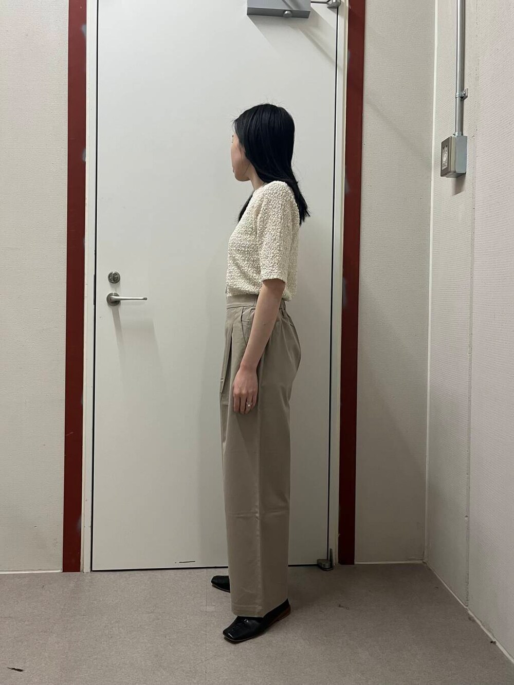 「newarrival、doors」｜「URBAN RESEARCH DOORSのレーヨンコットンイージーパンツ（その他パンツ、ベージュ系）」を使った、pyonさん（レディース・161cm）の春コーディネートの2枚目の写真