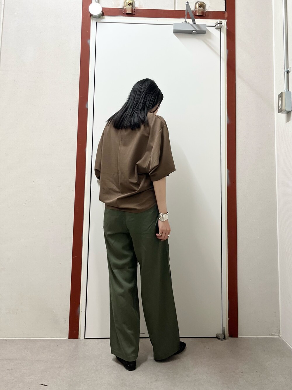 ブラウン系のTシャツ/カットソー、グリーン系のその他パンツを着用したレディースの夏コーディネートの3枚目の写真