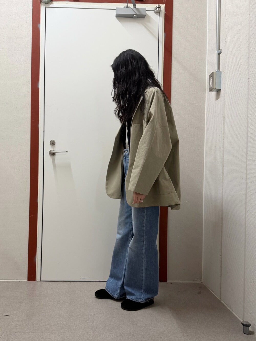 ベージュ系のその他アウター、ブラック系のカーディガン/ボレロ、ブルー系のデニムパンツを着用したレディースの冬コーディネートの3枚目の写真