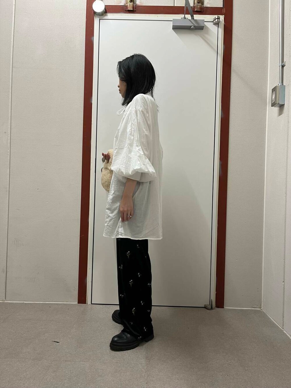 ブラック系のその他シューズ、ベージュ系のハンドバッグ、ブラック系のその他パンツを着用したレディースの秋コーディネートの2枚目の写真