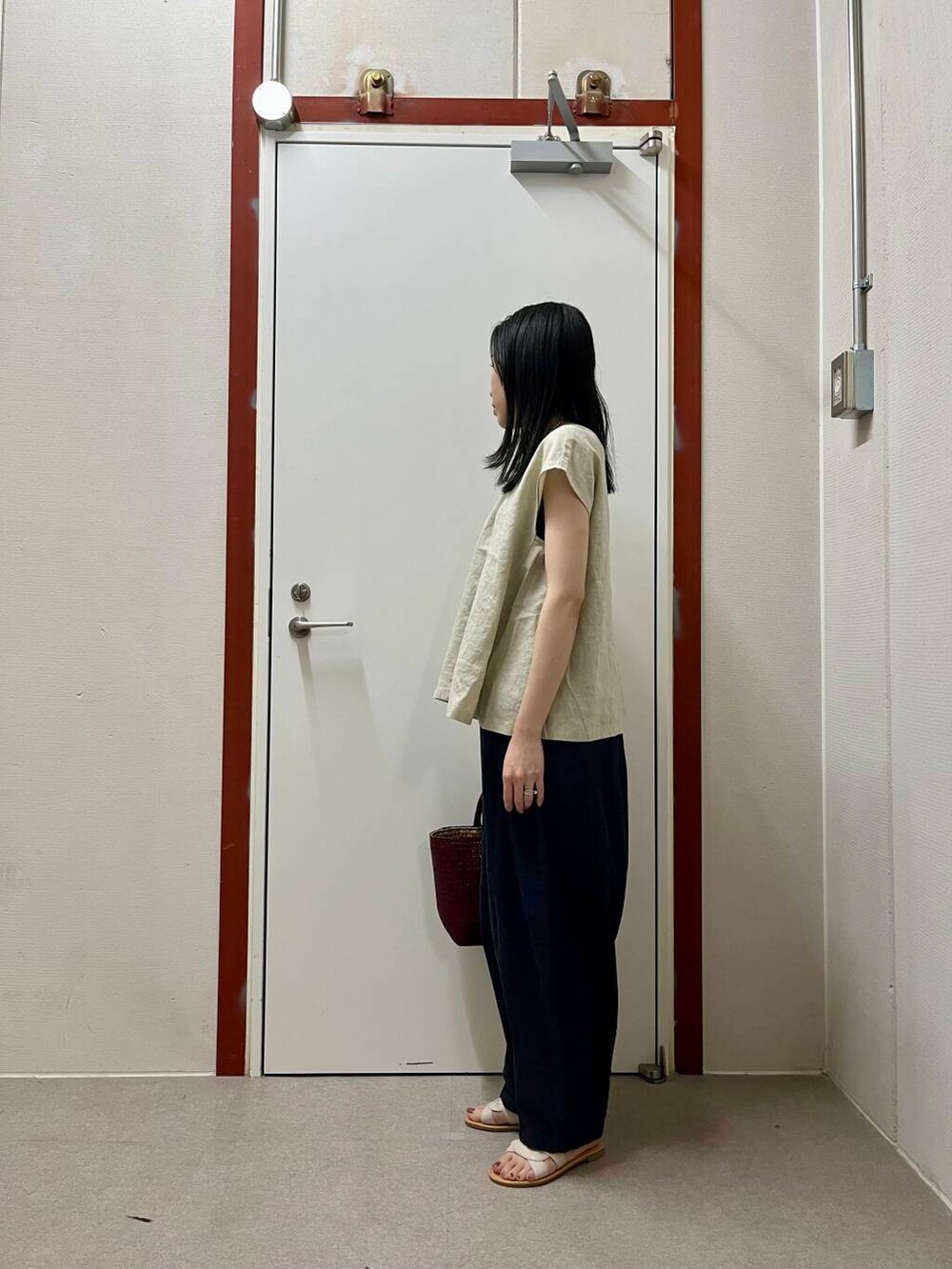 「かぐれ、doors」｜「URBAN RESEARCH DOORSのカッティングサンダル（サンダル、ホワイト系）」を使った、pyonさん（レディース・161cm）の春コーディネートの2枚目の写真