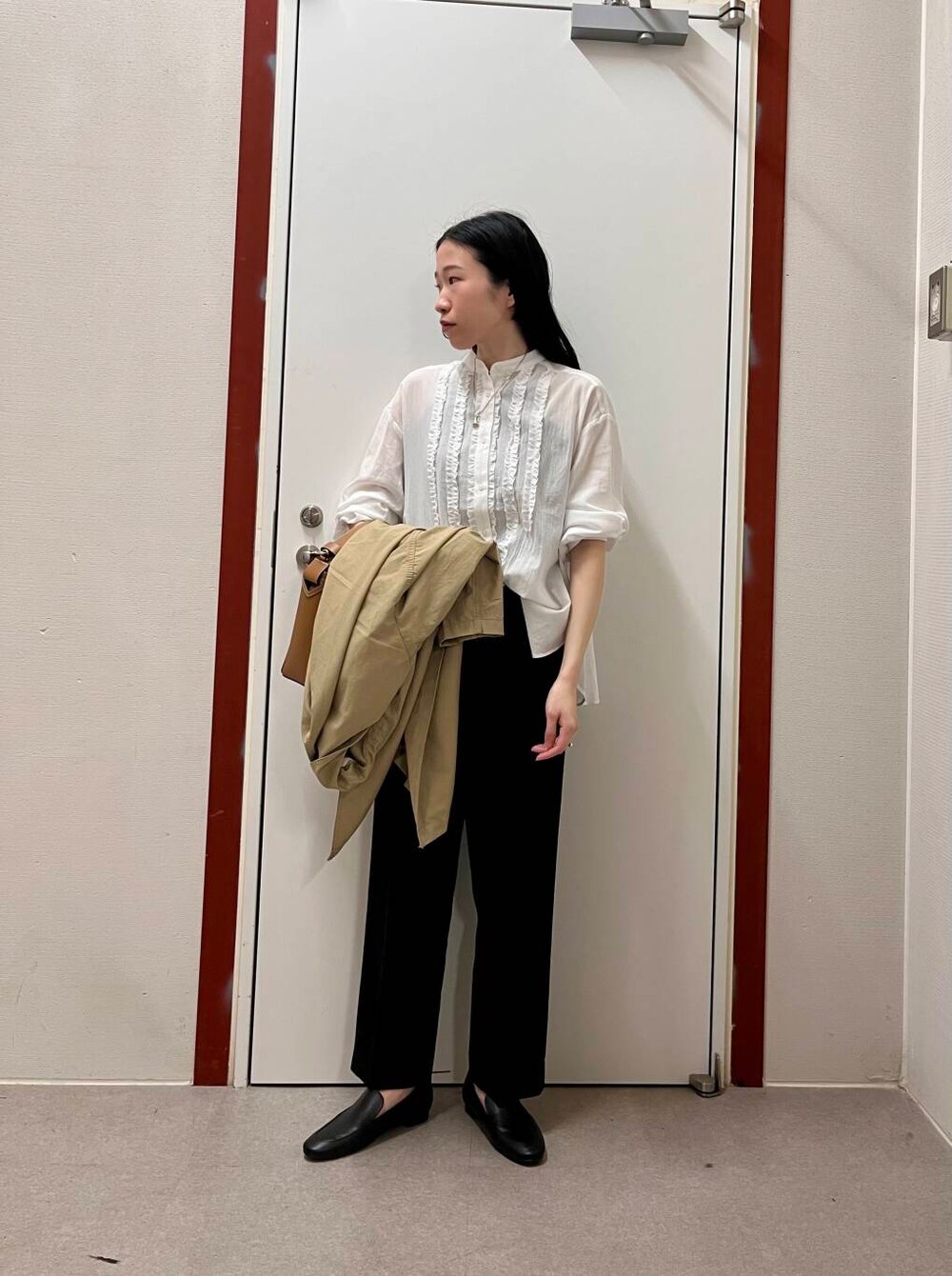 ホワイト系のシャツ/ブラウス、ベージュ系のその他アウター、ブラック系のその他パンツを着用したレディースの春コーディネートの2枚目の写真