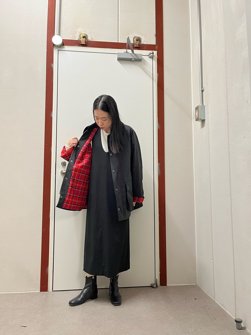 ブラック系のその他アウター、ブラック系のワンピースを着用したレディースの秋コーディネートの2枚目の写真