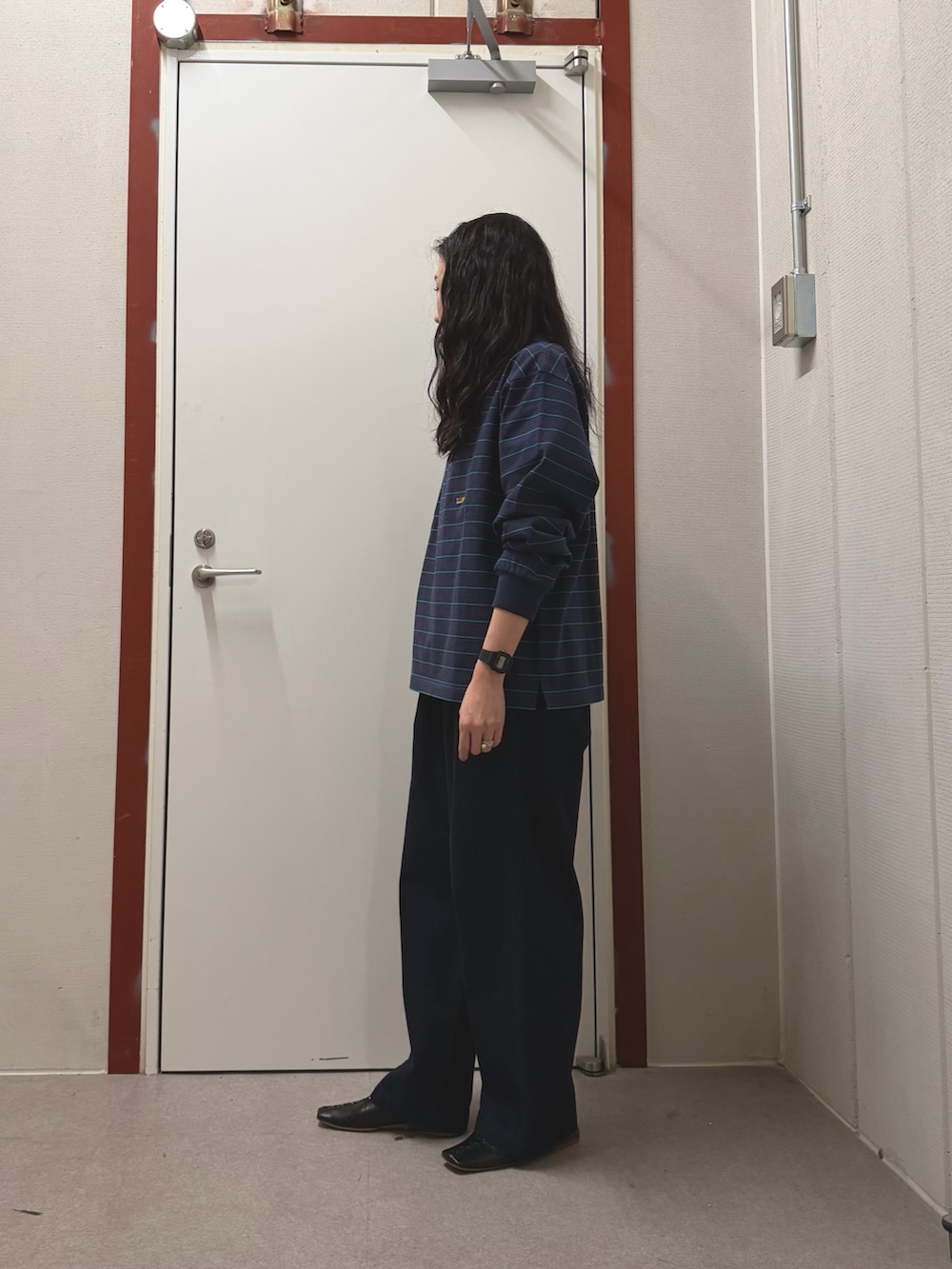 ブルー系のTシャツ/カットソー、ブルー系のデニムパンツを着用したレディースの冬コーディネートの2枚目の写真