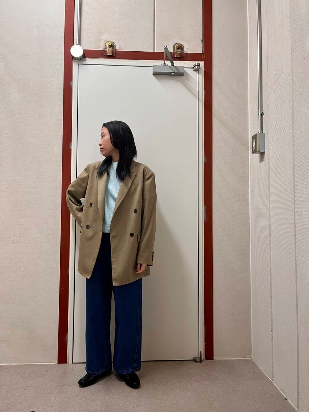 ブラック系のローファー、ブルー系のデニムパンツ、ブルー系のスウェットを着用したレディースの冬コーディネートの2枚目の写真