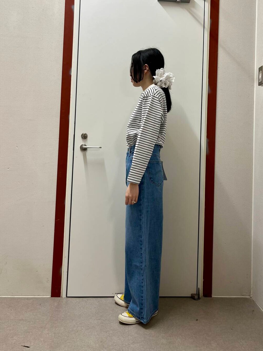 ホワイト系のTシャツ/カットソー、ブルー系のデニムパンツを着用したレディースの春コーディネートの2枚目の写真