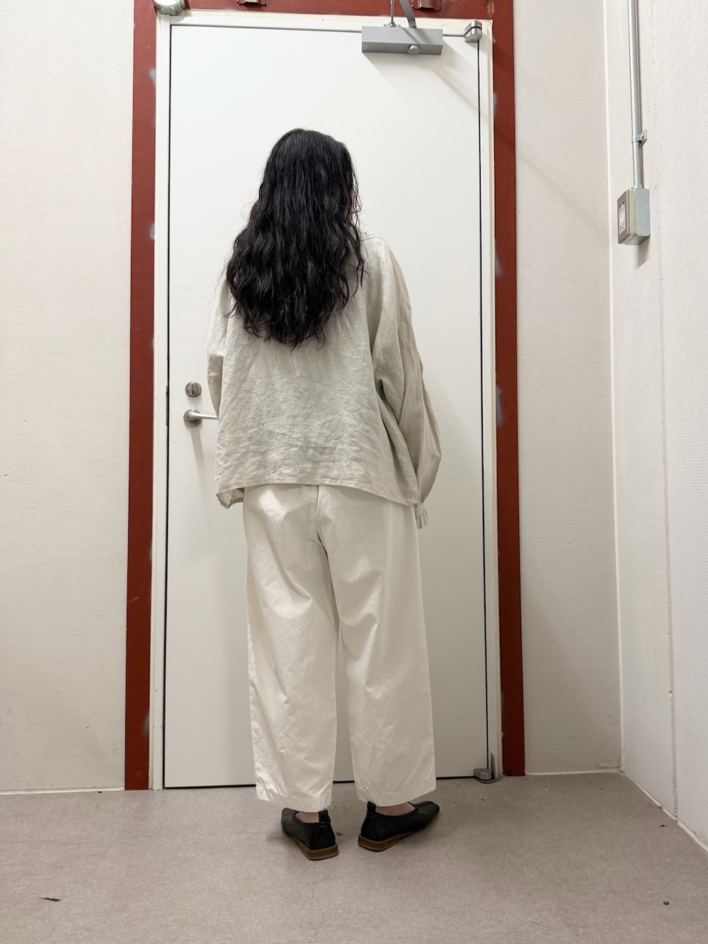 グレー系のシャツ/ブラウス、ホワイト系のその他パンツ、ブラック系のタンクトップを着用したレディースの夏コーディネートの3枚目の写真