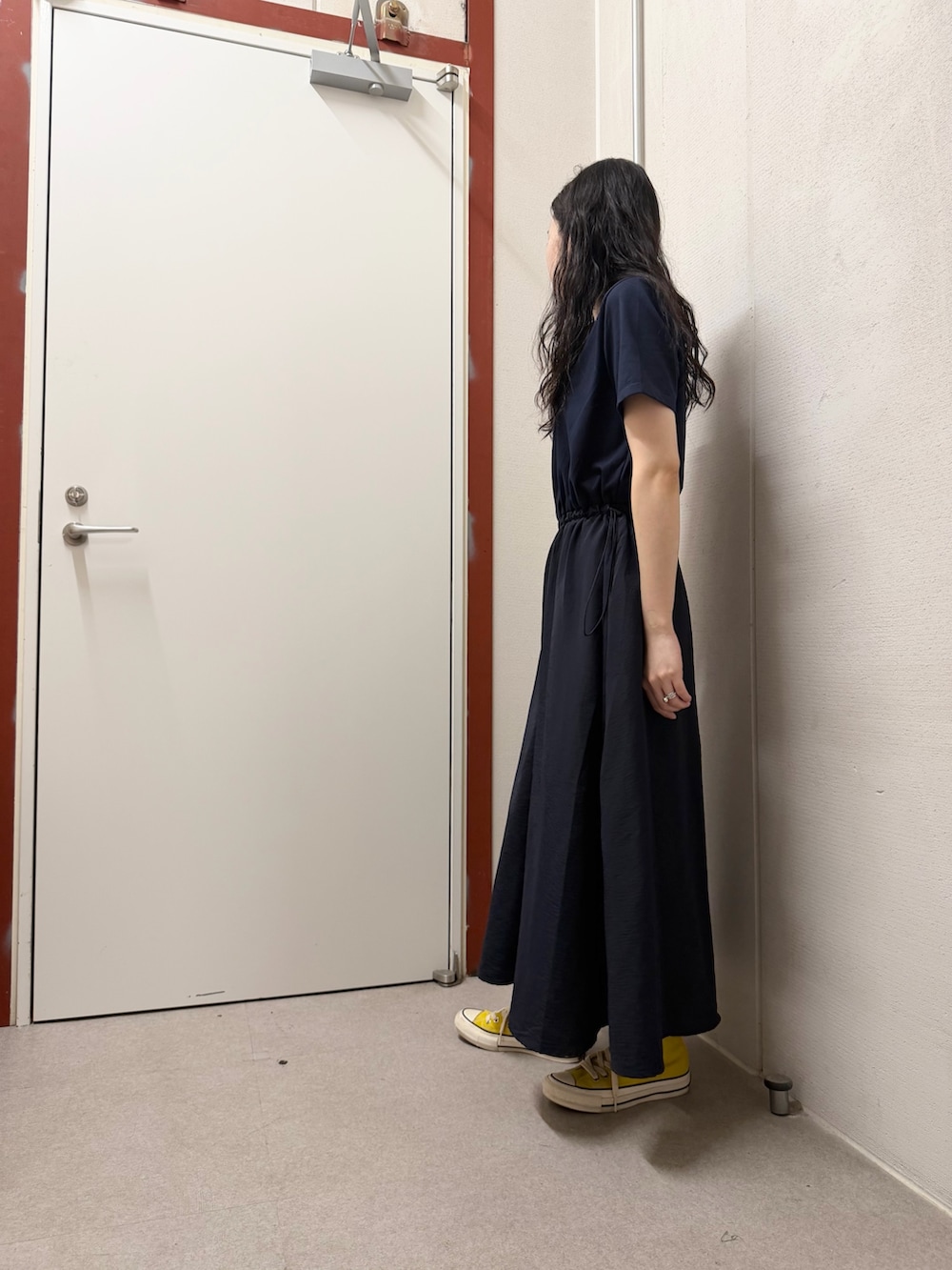 ブルー系のワンピースを着用したレディースの春コーディネートの2枚目の写真