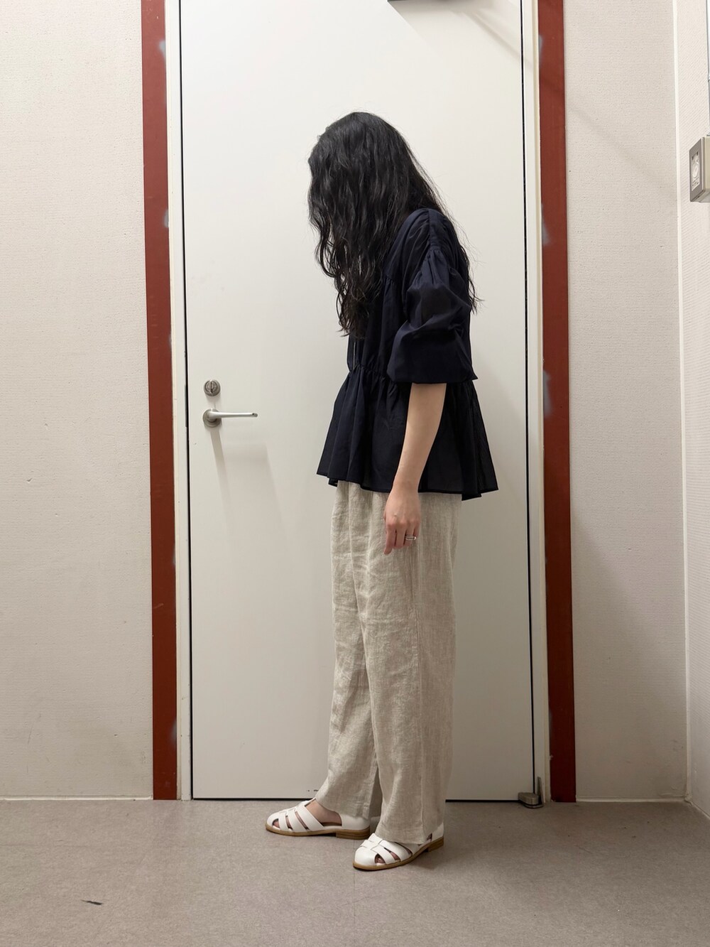 グレー系のTシャツ/カットソー、ベージュ系のその他パンツ、ホワイト系のサンダルを着用したレディースの春コーディネートの2枚目の写真