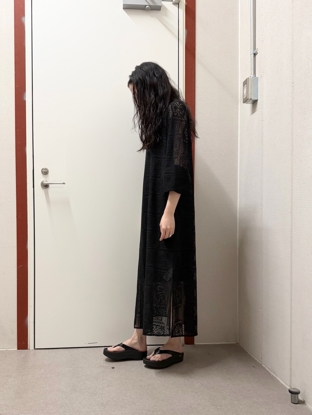 ブラック系のワンピース、ブラック系のサンダルを着用したレディースの春コーディネートの2枚目の写真