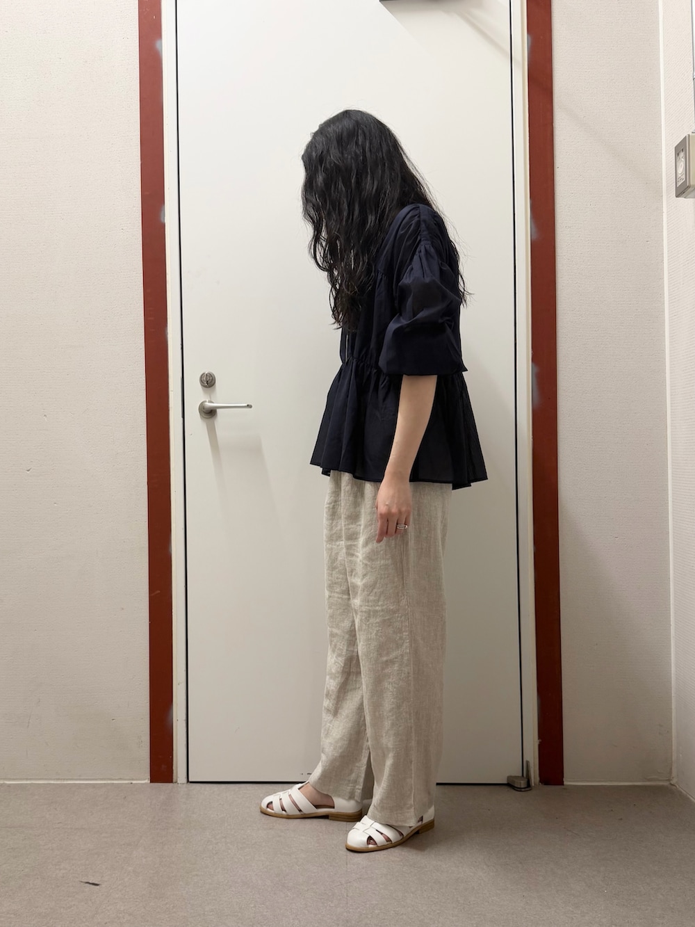 ブルー系のシャツ/ブラウス、ベージュ系のその他パンツ、ホワイト系のサンダルを着用したレディースの春コーディネートの2枚目の写真