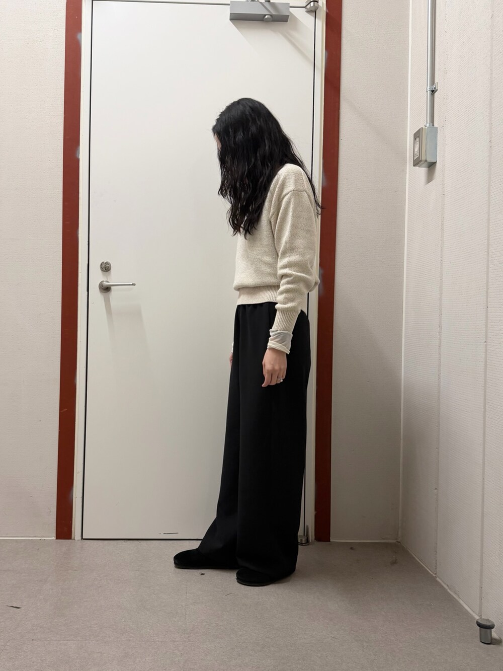 ベージュ系のニット/セーター、ブラック系のその他パンツを着用したレディースの冬コーディネートの2枚目の写真