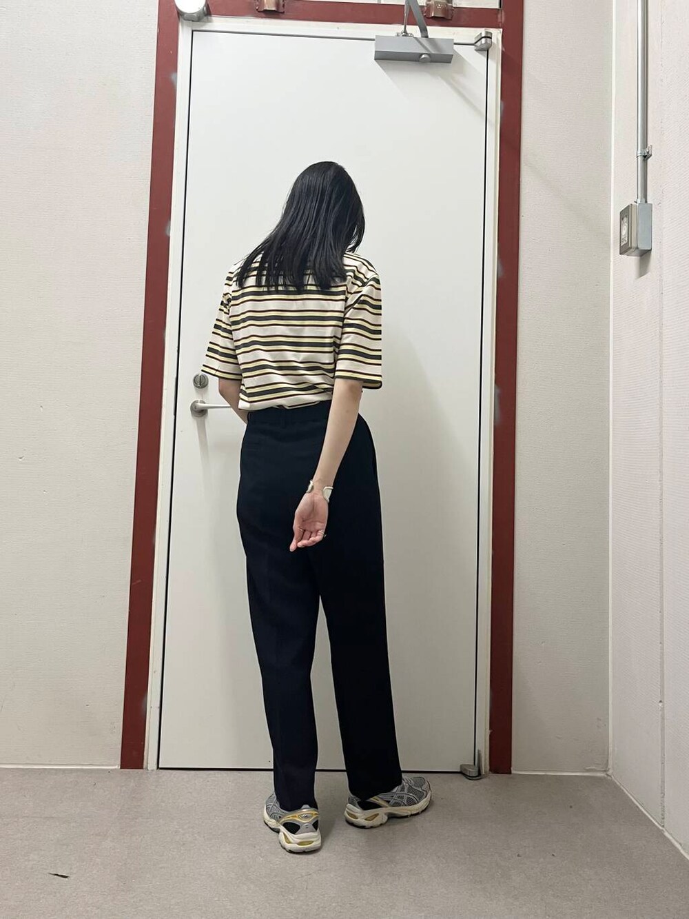 ブルー系のその他パンツ、ホワイト系のTシャツ/カットソーを着用したレディースの夏コーディネートの3枚目の写真