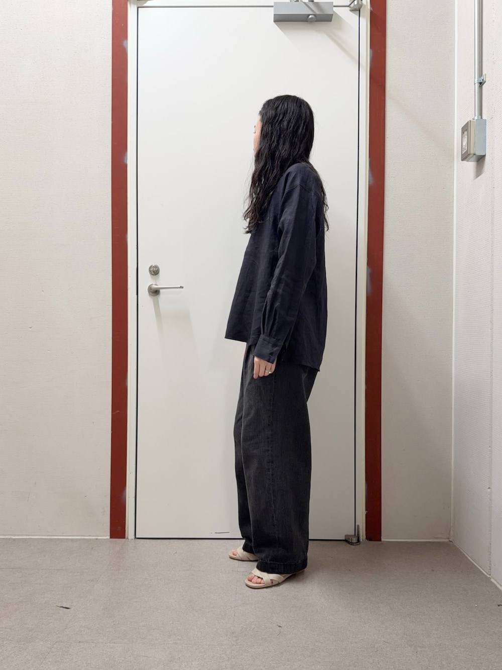 ブルー系のシャツ/ブラウス、ブラック系のデニムパンツを着用したレディースの春コーディネートの2枚目の写真