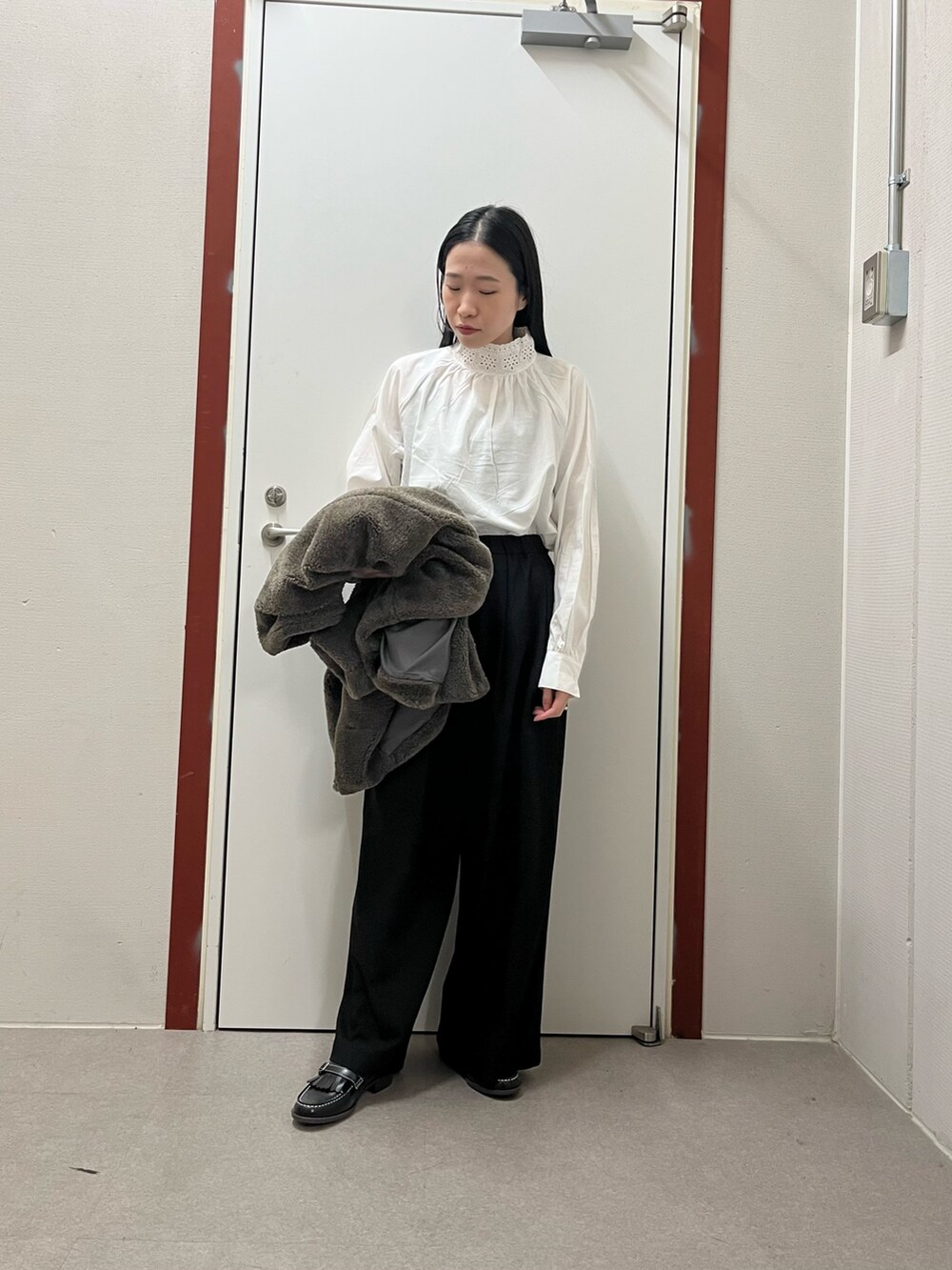 ブラック系のその他パンツ、グレー系のその他アウター、ホワイト系のシャツ/ブラウスを着用したレディースの秋コーディネートの2枚目の写真