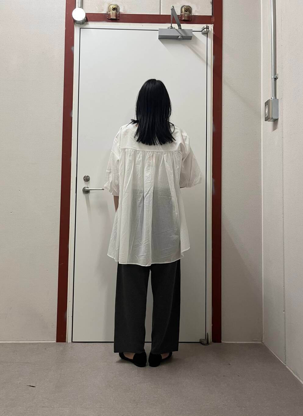 「doors、洒落見えイージーパンツ×サンダル」｜「URBAN RESEARCH DOORSの『一部WEB限定カラー』セパレートフラットサンダル（サンダル、ブラック系）」を使った、pyonさん（レディース・161cm）の夏コーディネートの3枚目の写真
