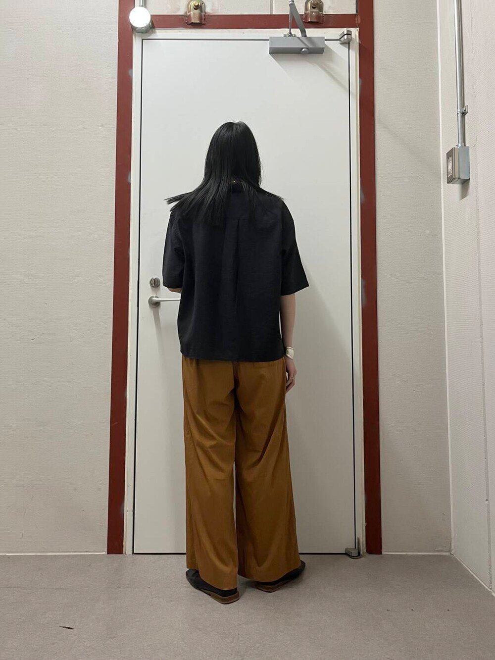 ブラック系のシャツ/ブラウス、イエロー系のその他パンツを着用したレディースの夏コーディネートの3枚目の写真