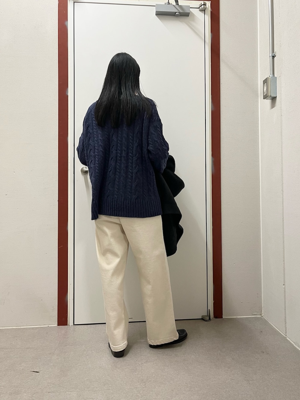 ブルー系のニット/セーター、グレー系のその他アウター、ホワイト系のその他パンツを着用したレディースの秋コーディネートの6枚目の写真