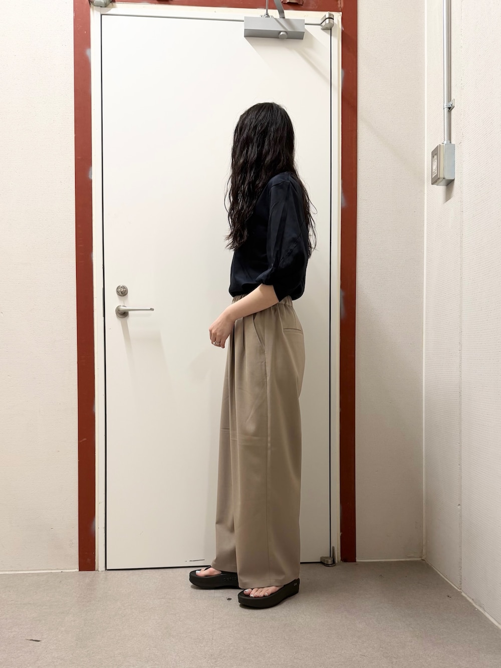 ブルー系のTシャツ/カットソー、ベージュ系のその他パンツ、ブラック系のサンダルを着用したレディースの春コーディネートの2枚目の写真