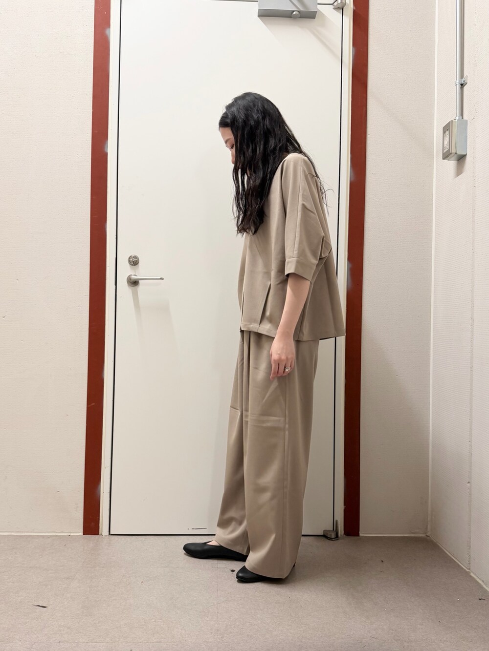 ベージュ系のその他パンツ、ホワイト系のタンクトップ、ベージュ系のシャツ/ブラウスを着用したレディースの春コーディネートの3枚目の写真