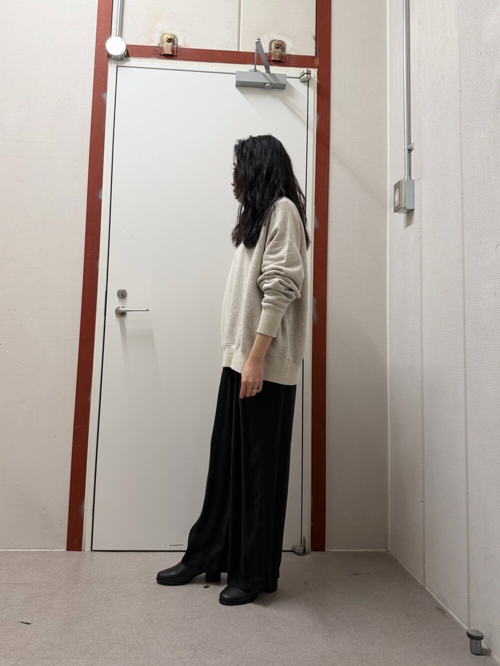 その他のダウンジャケット/コート、ブラック系のその他パンツを着用したレディースの秋コーディネートの5枚目の写真