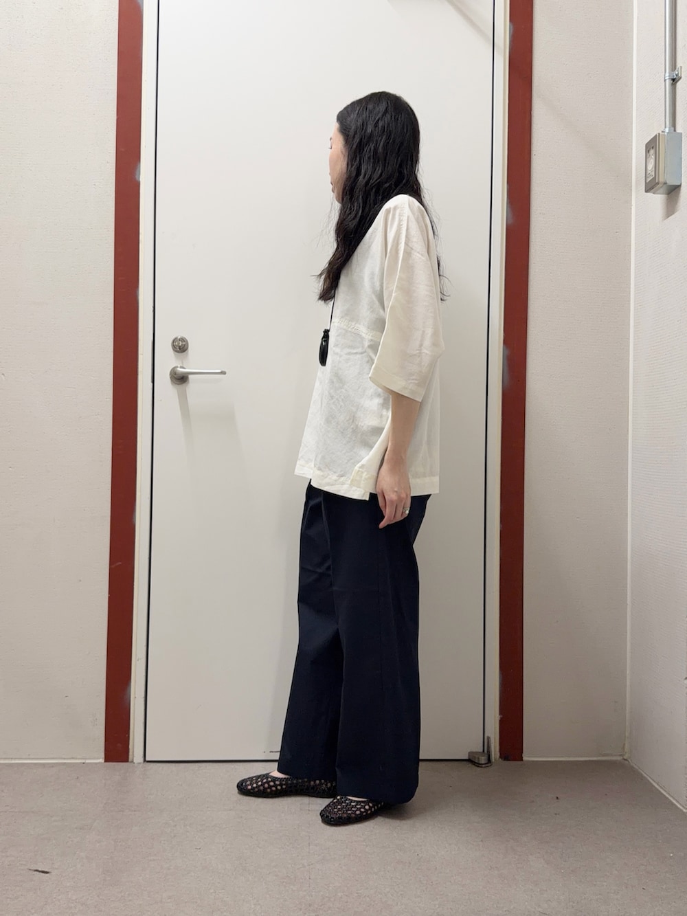 ホワイト系のシャツ/ブラウスを着用したレディースの春コーディネートの2枚目の写真