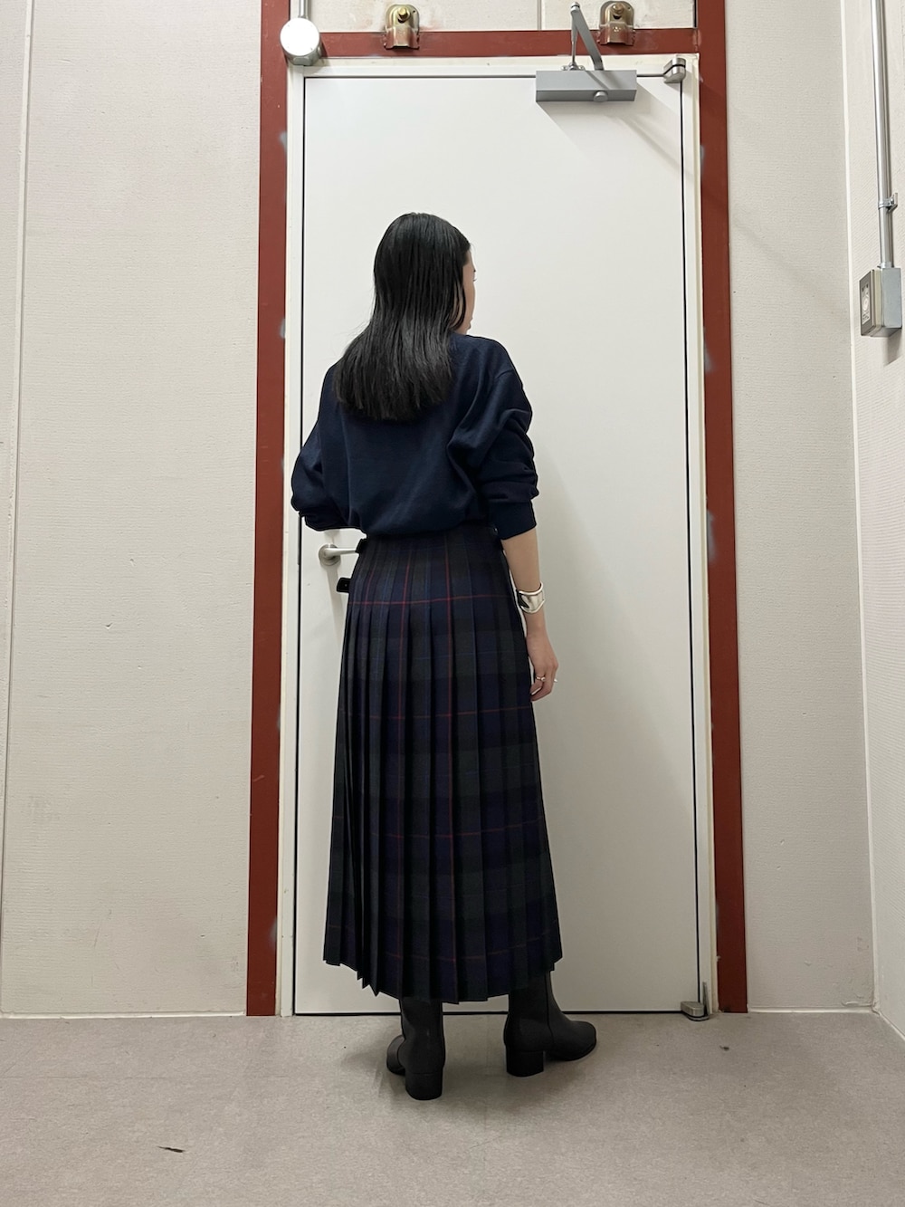 グレー系のスカートを着用したレディースの秋コーディネートの3枚目の写真