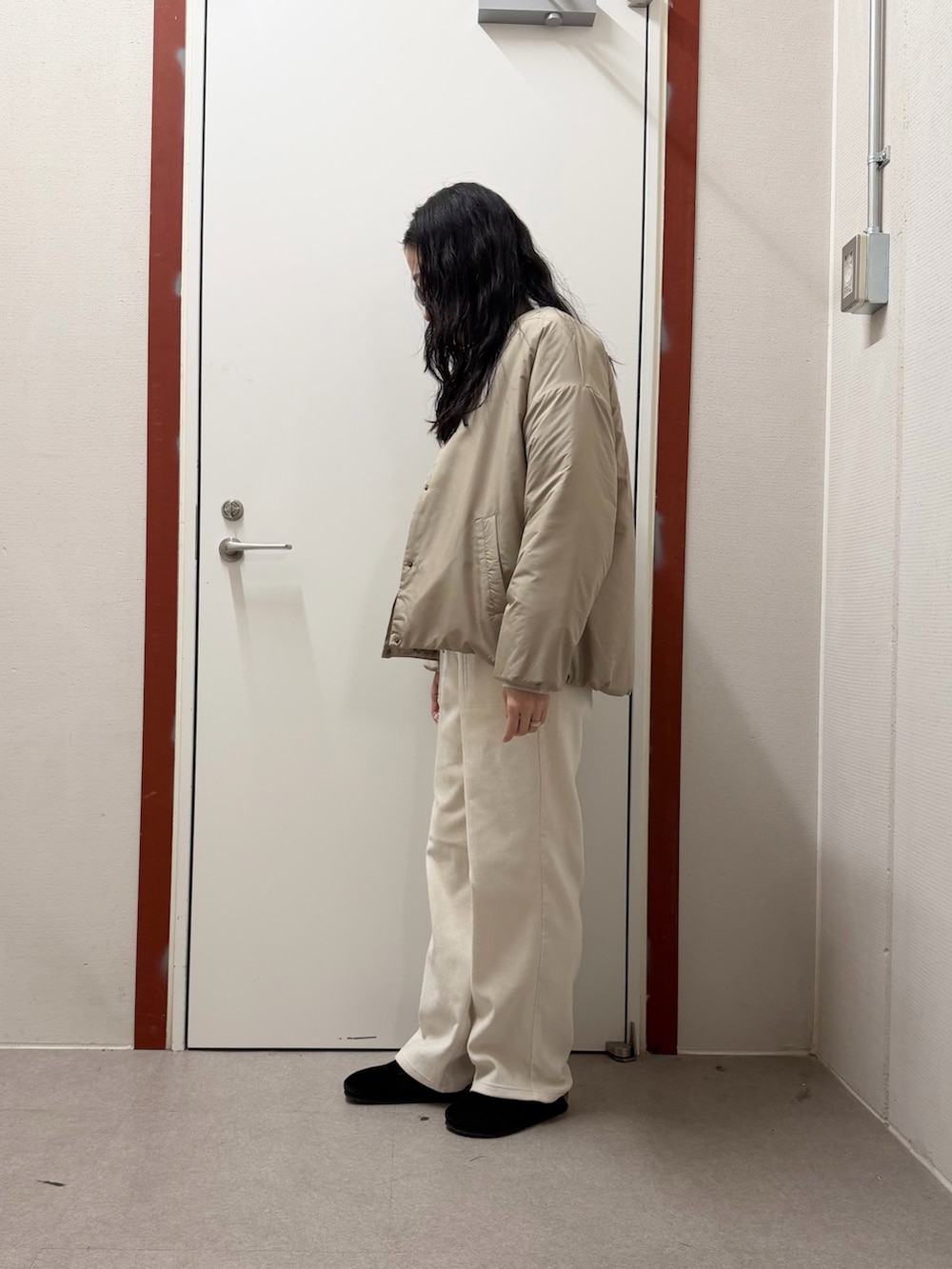 ベージュ系のブルゾン、ブルー系のスウェット、ベージュ系のその他パンツを着用したレディースの冬コーディネートの2枚目の写真