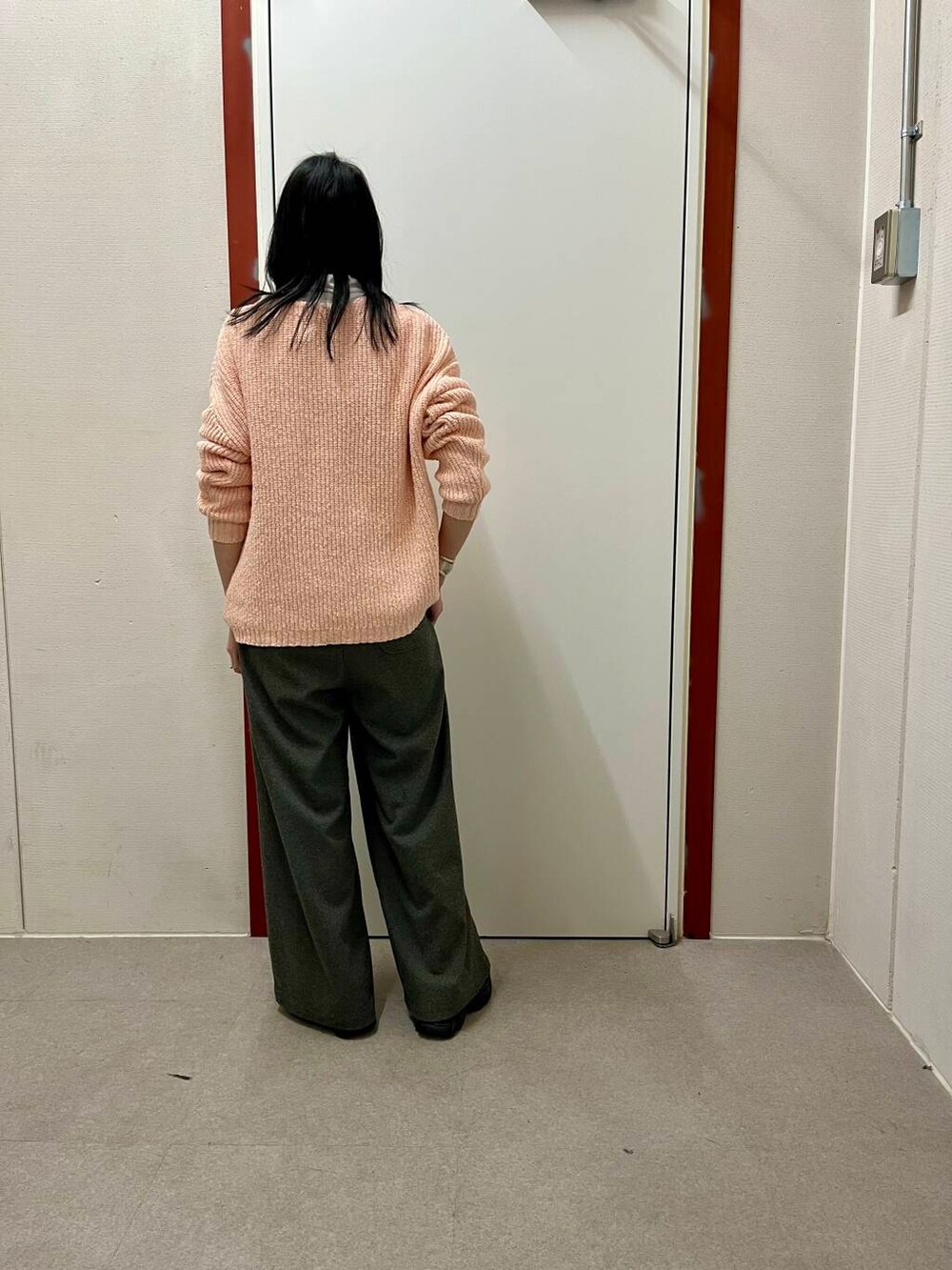 グレー系のその他パンツ、ピンク系のニット/セーターを着用したレディースの冬コーディネートの3枚目の写真