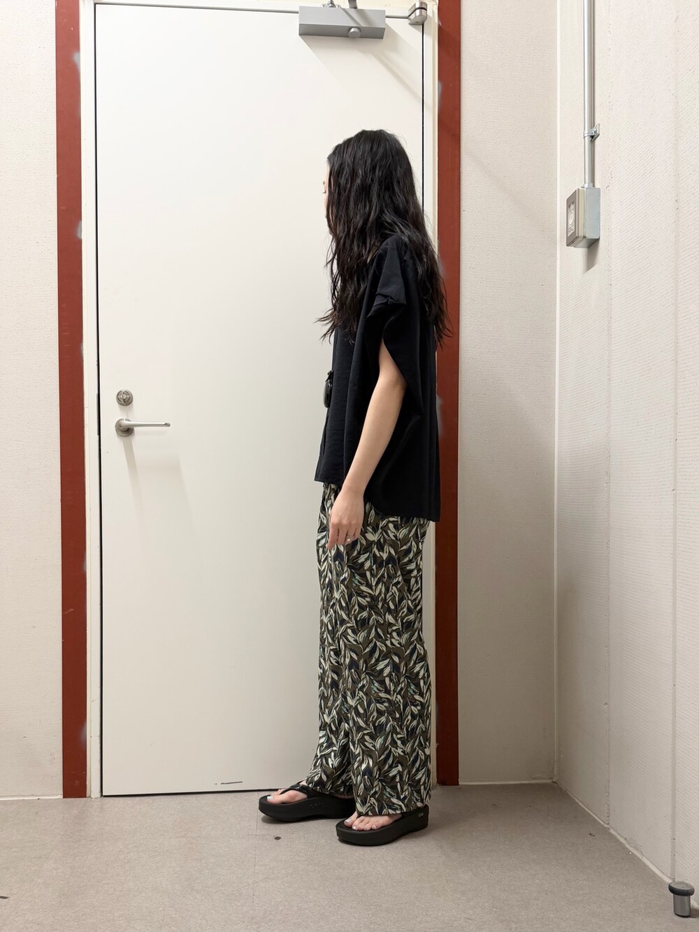 ブルー系のシャツ/ブラウス、グリーン系のその他パンツ、ブラック系のサンダルを着用したレディースの春コーディネートの2枚目の写真