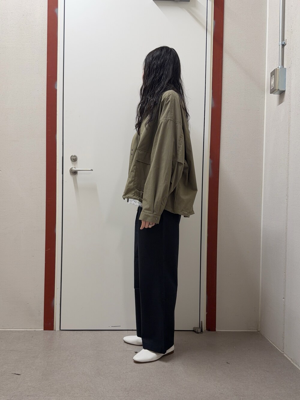 グリーン系のブルゾン、ホワイト系のTシャツ/カットソー、ブルー系のその他パンツを着用したレディースの春コーディネートの2枚目の写真