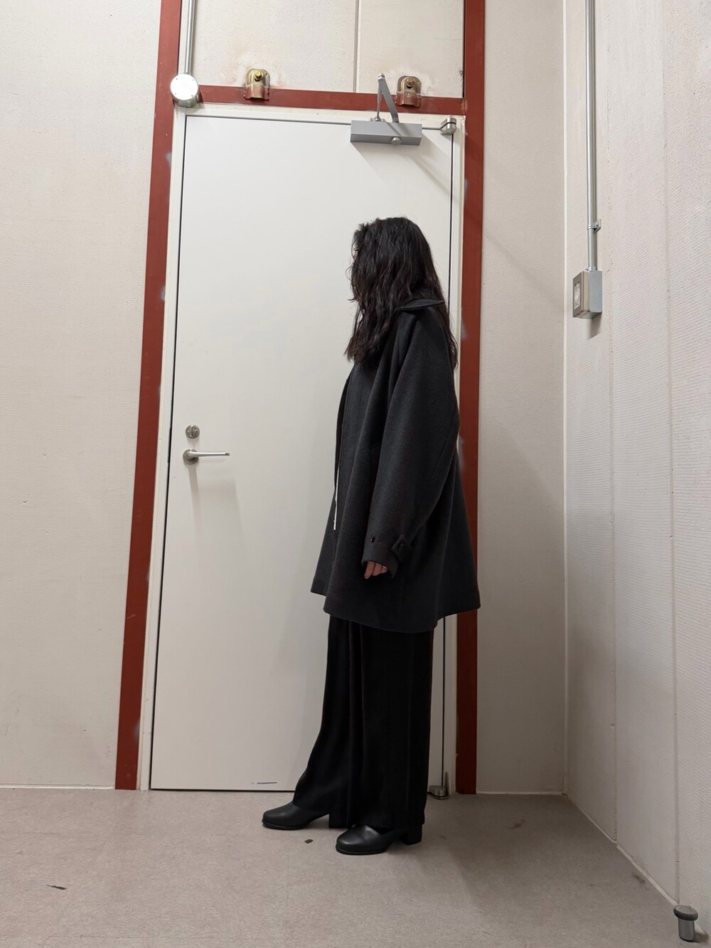 その他のダウンジャケット/コート、ブラック系のその他パンツを着用したレディースの秋コーディネートの2枚目の写真