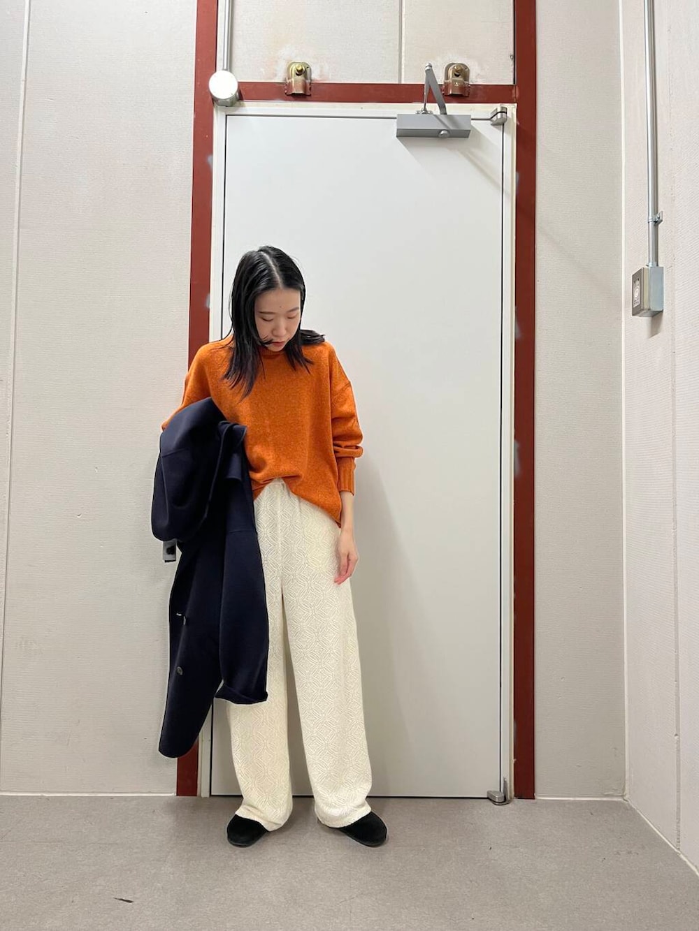 ブルー系のその他アウター、オレンジ系のニット/セーター、ブラック系のサンダルを着用したレディースの秋コーディネートの4枚目の写真