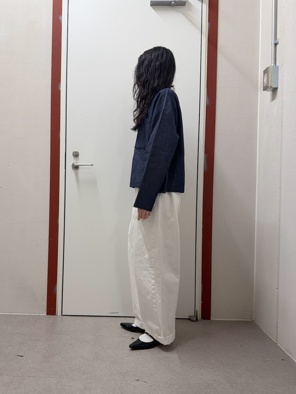 ブルー系のシャツ/ブラウス、ホワイト系のその他パンツを着用したレディースの春コーディネートの2枚目の写真