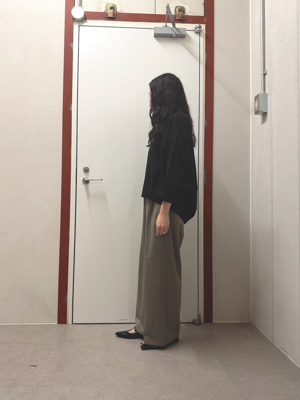 ブラック系のTシャツ/カットソー、グレー系のその他パンツを着用したレディースの春コーディネートの2枚目の写真