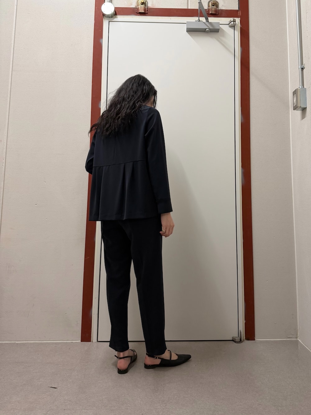 ブルー系のセットアップ、ベージュ系のトートバッグを着用したレディースの冬コーディネートの3枚目の写真