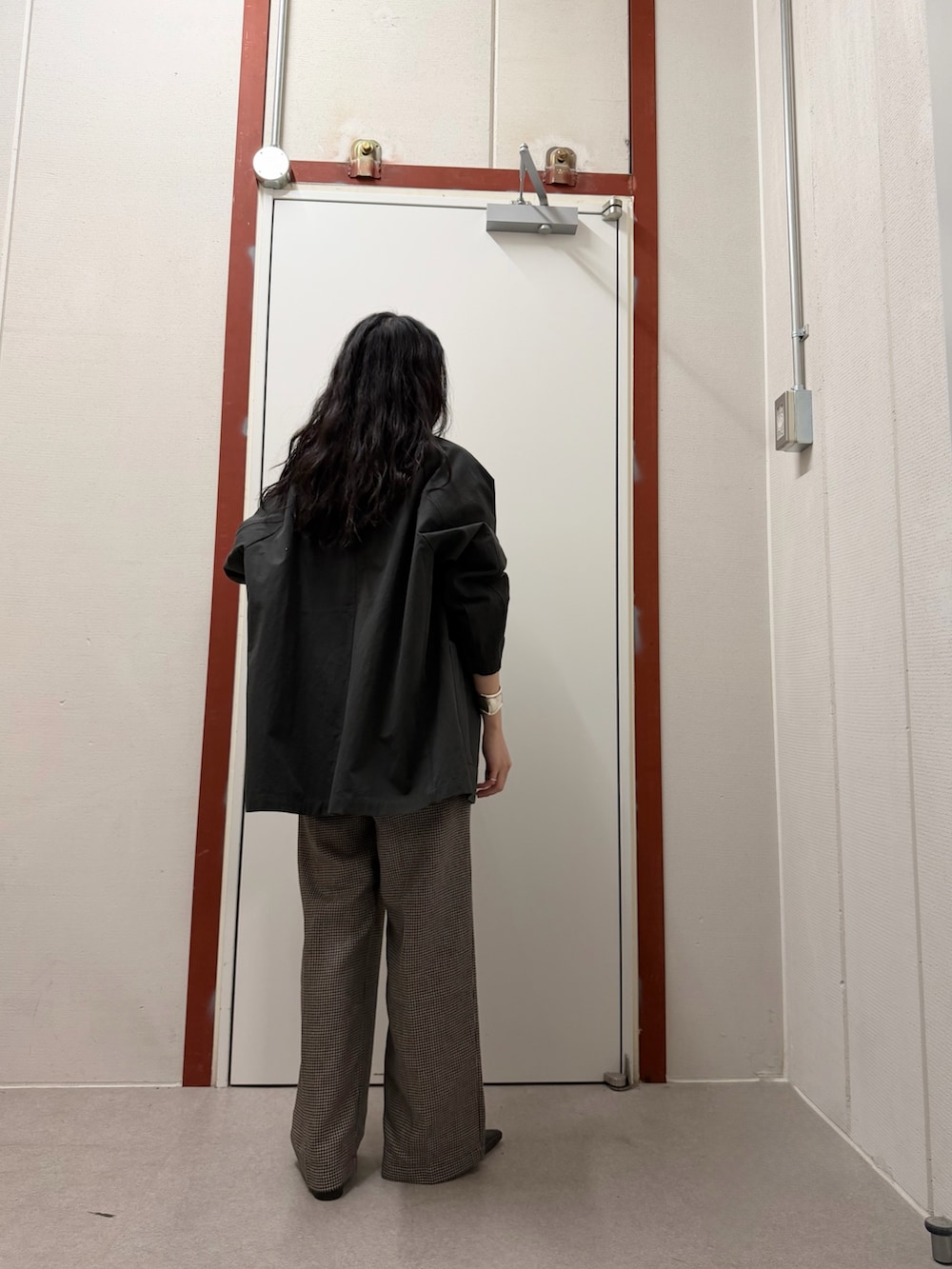 グレー系のその他アウター、ベージュ系のその他パンツを着用したレディースの冬コーディネートの3枚目の写真