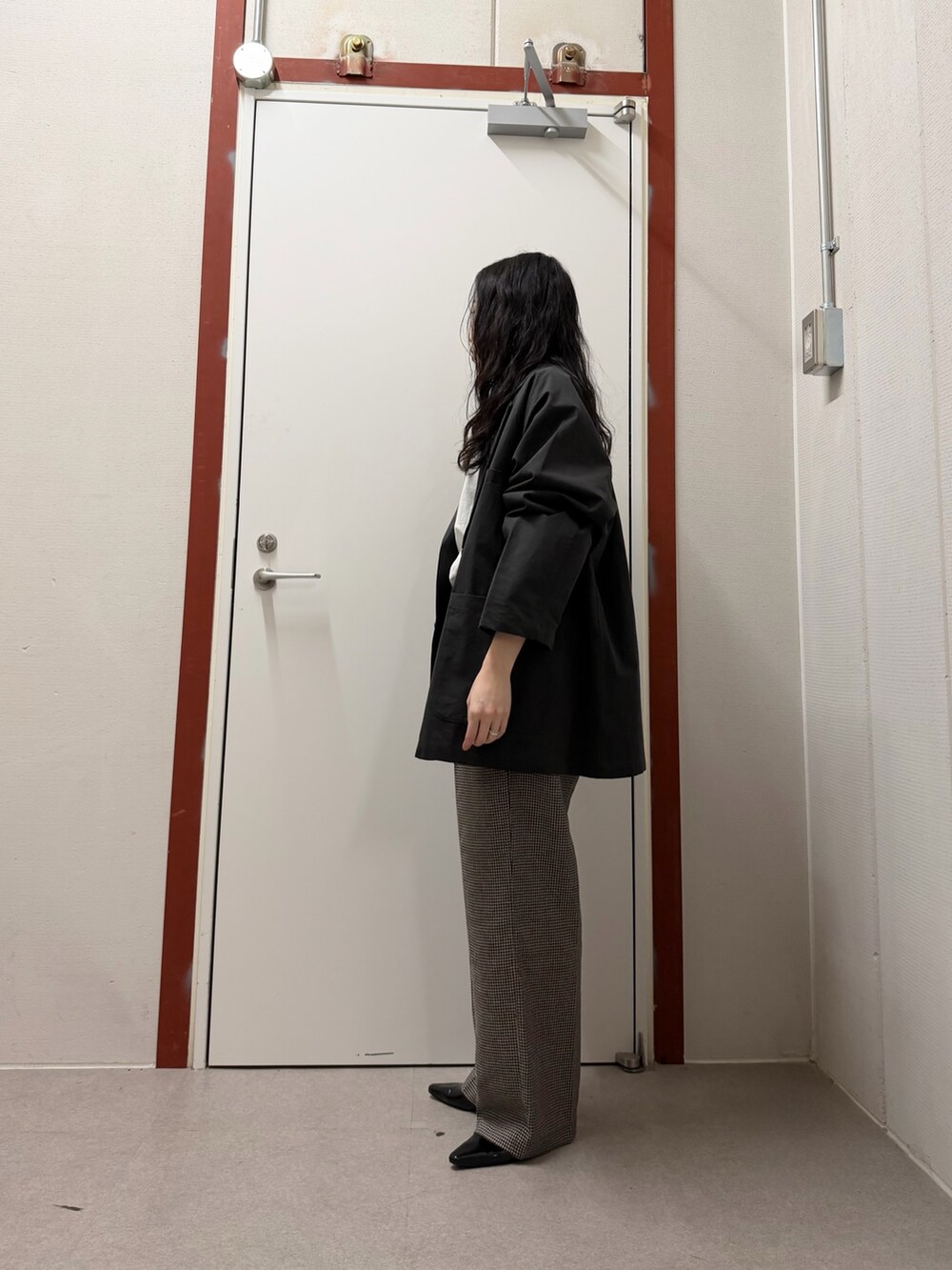 グレー系のその他アウター、ベージュ系のその他パンツを着用したレディースの冬コーディネートの2枚目の写真