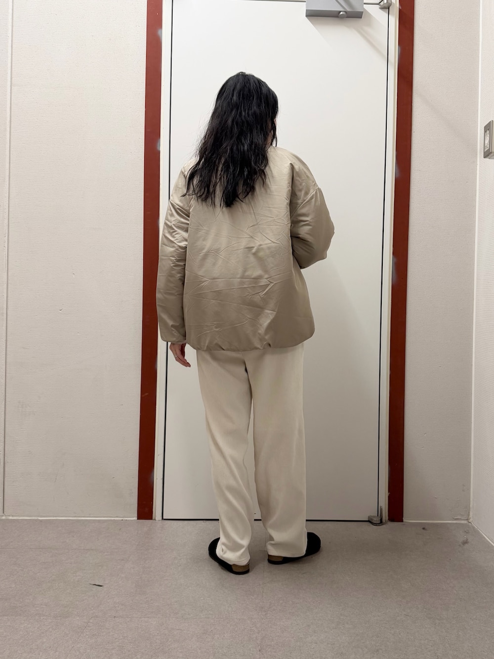 ベージュ系のブルゾン、ブルー系のスウェット、ベージュ系のその他パンツを着用したレディースの冬コーディネートの3枚目の写真