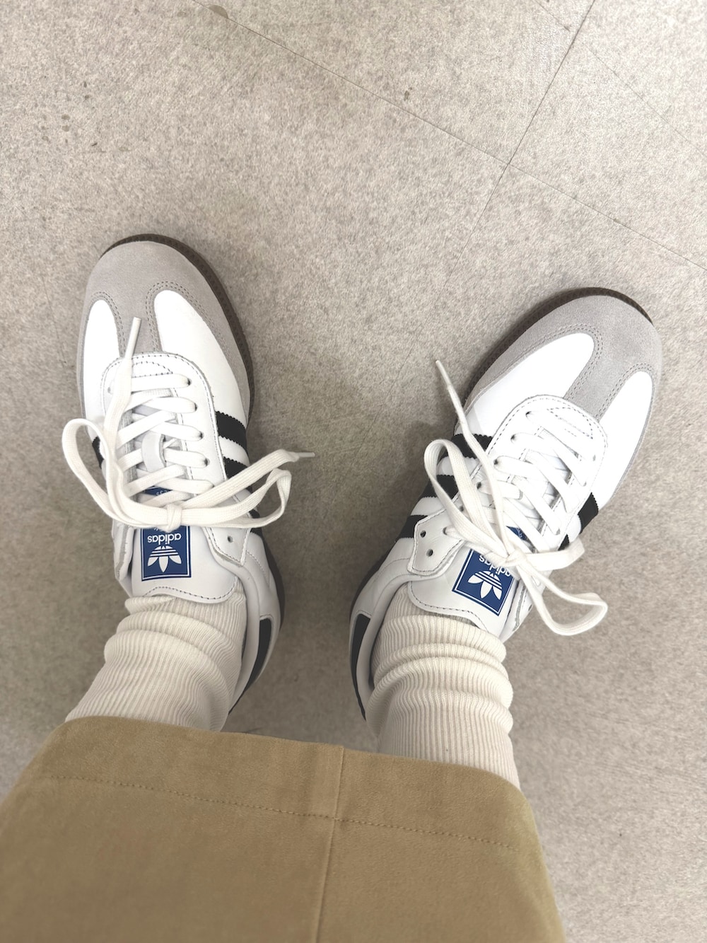 グレー系のスウェット、ホワイト系のスニーカーを着用したレディースの春コーディネートの4枚目の写真